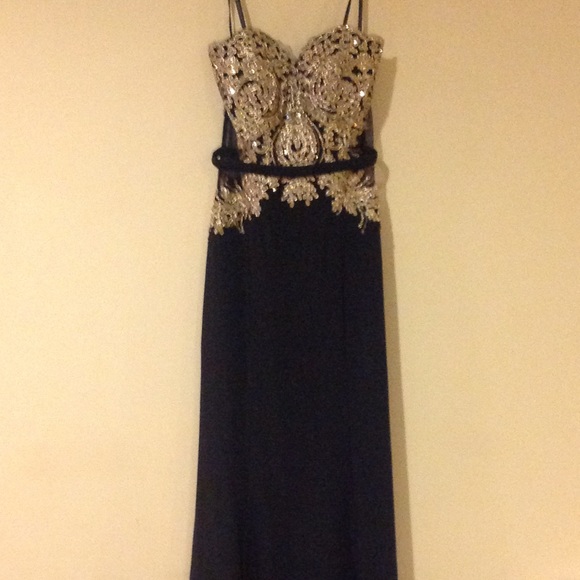 Never used gown. Perfect for homecoming or prom. - Picture 1 of 4